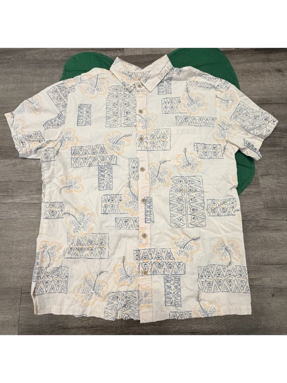 Kahala Hawaii Mens Large Hibiscus Short Sleeve Button Front Shirt